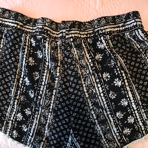 Black and white pull on shorts - Picture 3 of 3